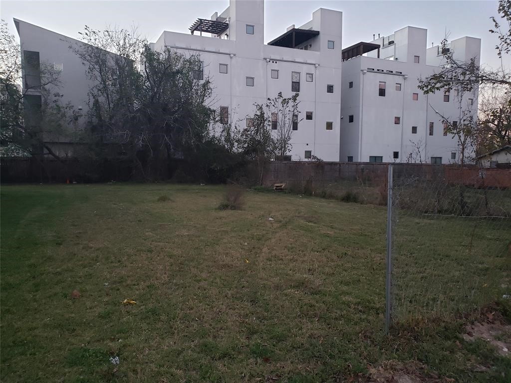 1309 Wichman Street Houston, TX 77007 - Photo 2 of 8 a view of a big yard