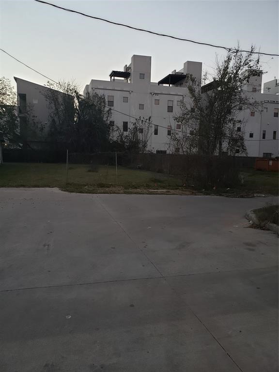 1309 Wichman Street Houston, TX 77007 - Photo 4 of 8 a view of a building