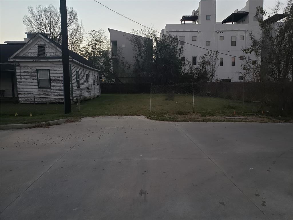 1309 Wichman Street Houston, TX 77007 - Photo 7 of 8 a view of a house with a yard