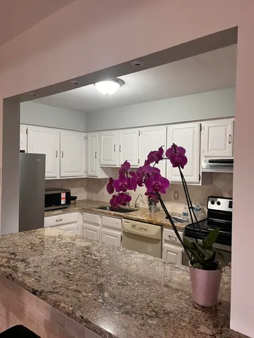 $1,350 | 30445 West 14 Mile Road, Unit 59, Farmington Hills, MI 48334