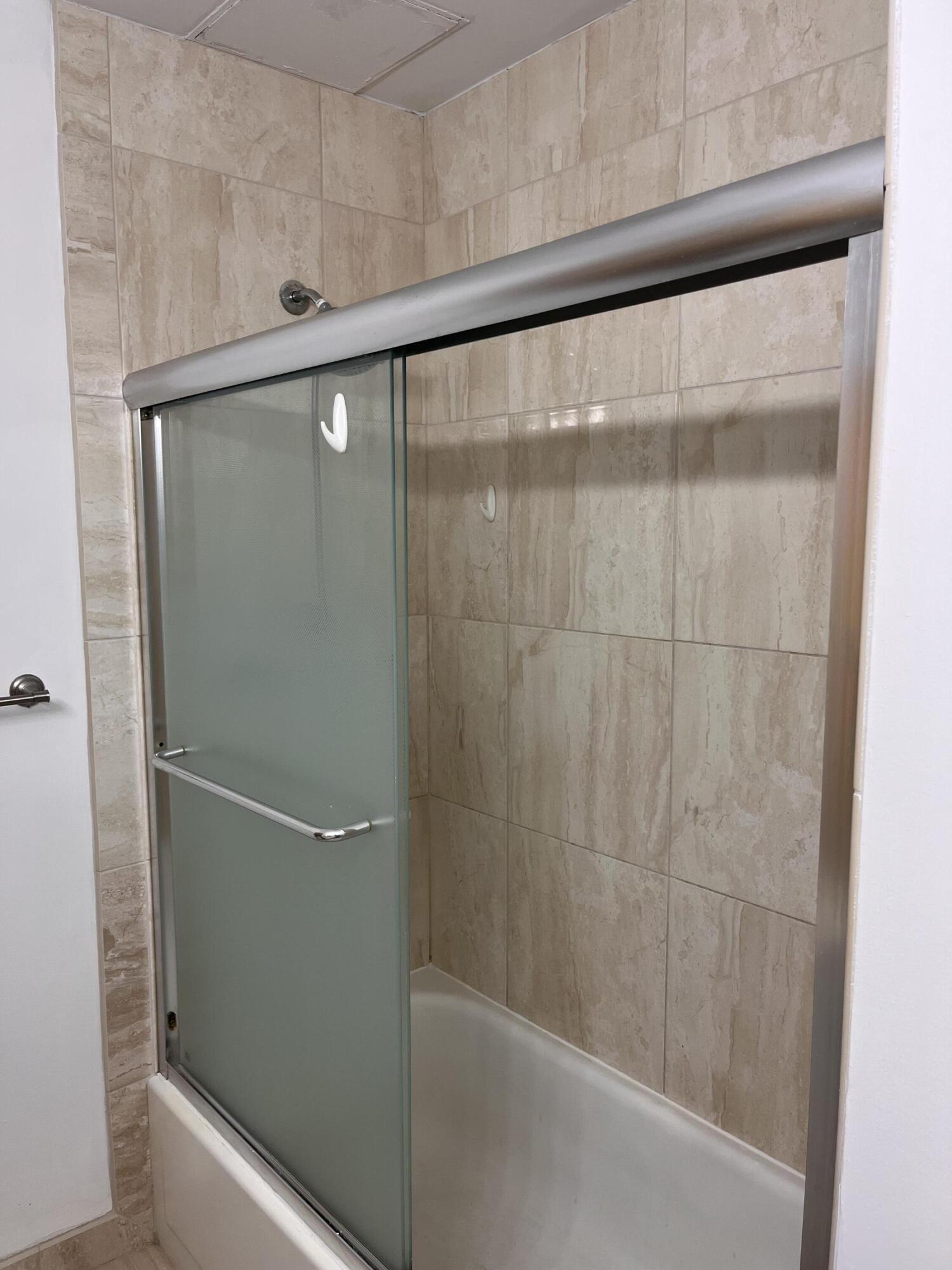 30445 West 14 Mile Road, Unit 59 Farmington Hills, MI 48334 - Photo 7 of 10 bathroom2