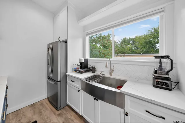 a kitchen that has a sink and a refrigerator
