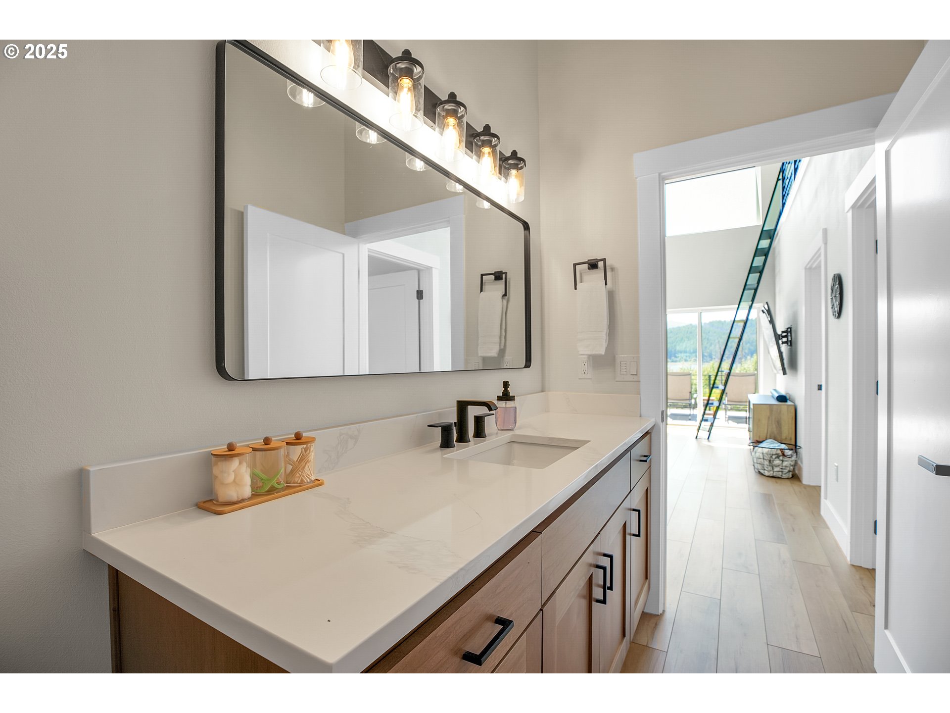 360 Santiam Avenue Detroit, OR 97342 - Photo 23 of 48 Bathroom