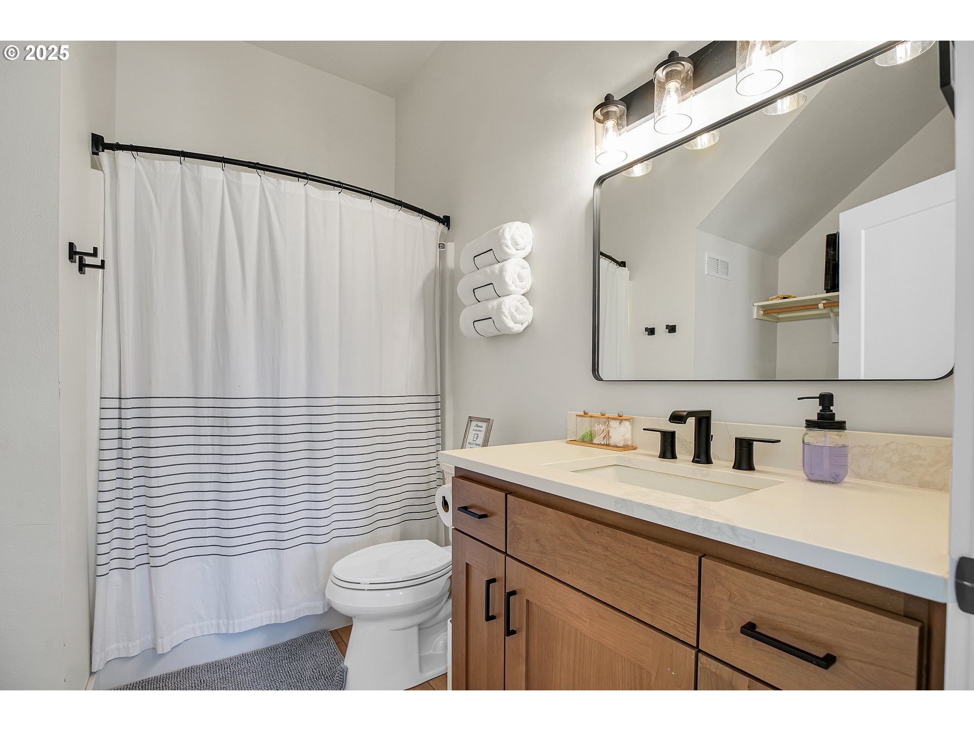 360 Santiam Avenue Detroit, OR 97342 - Photo 24 of 48 Bathroom