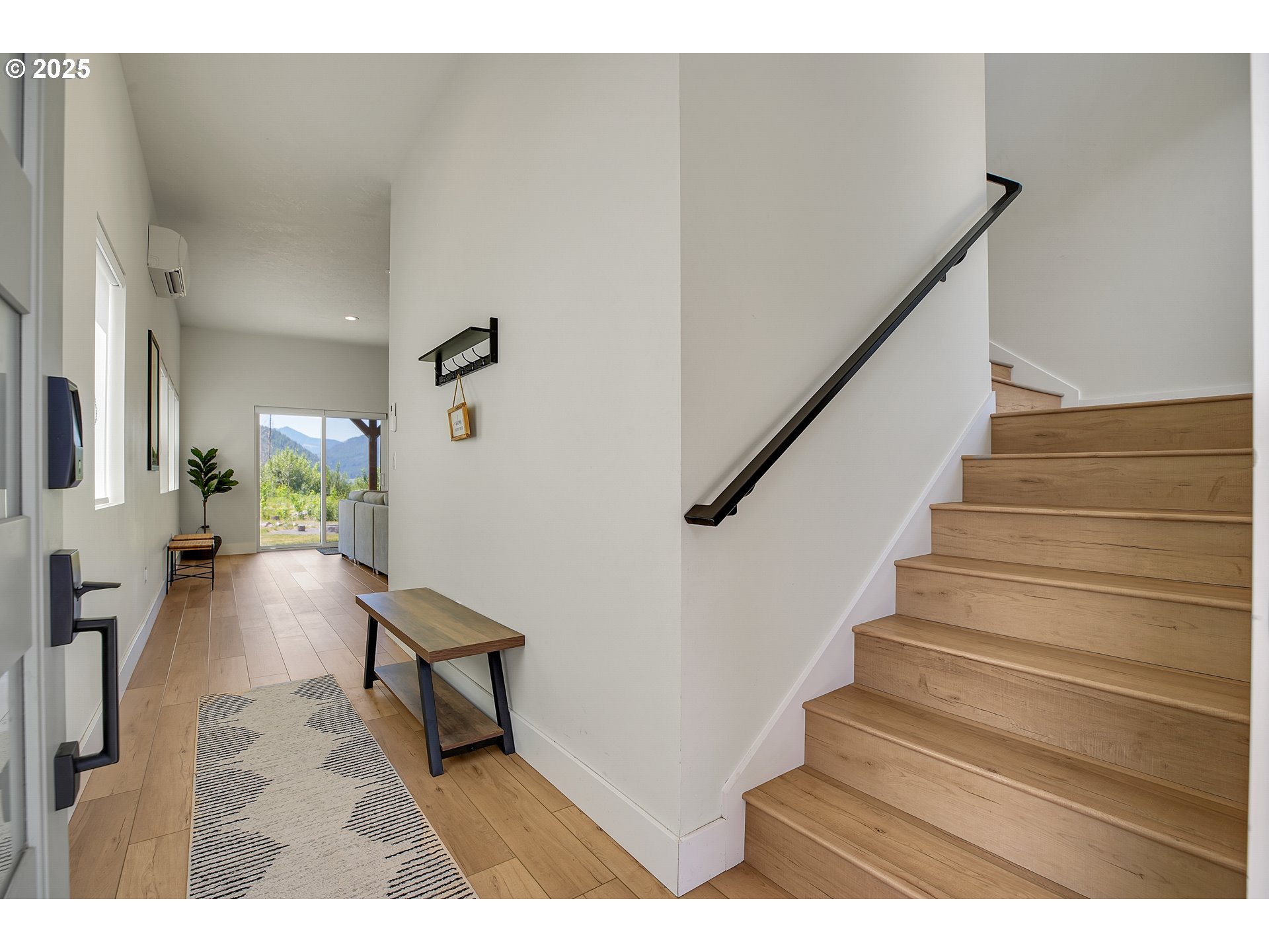 360 Santiam Avenue Detroit, OR 97342 - Photo 26 of 48 Hallway