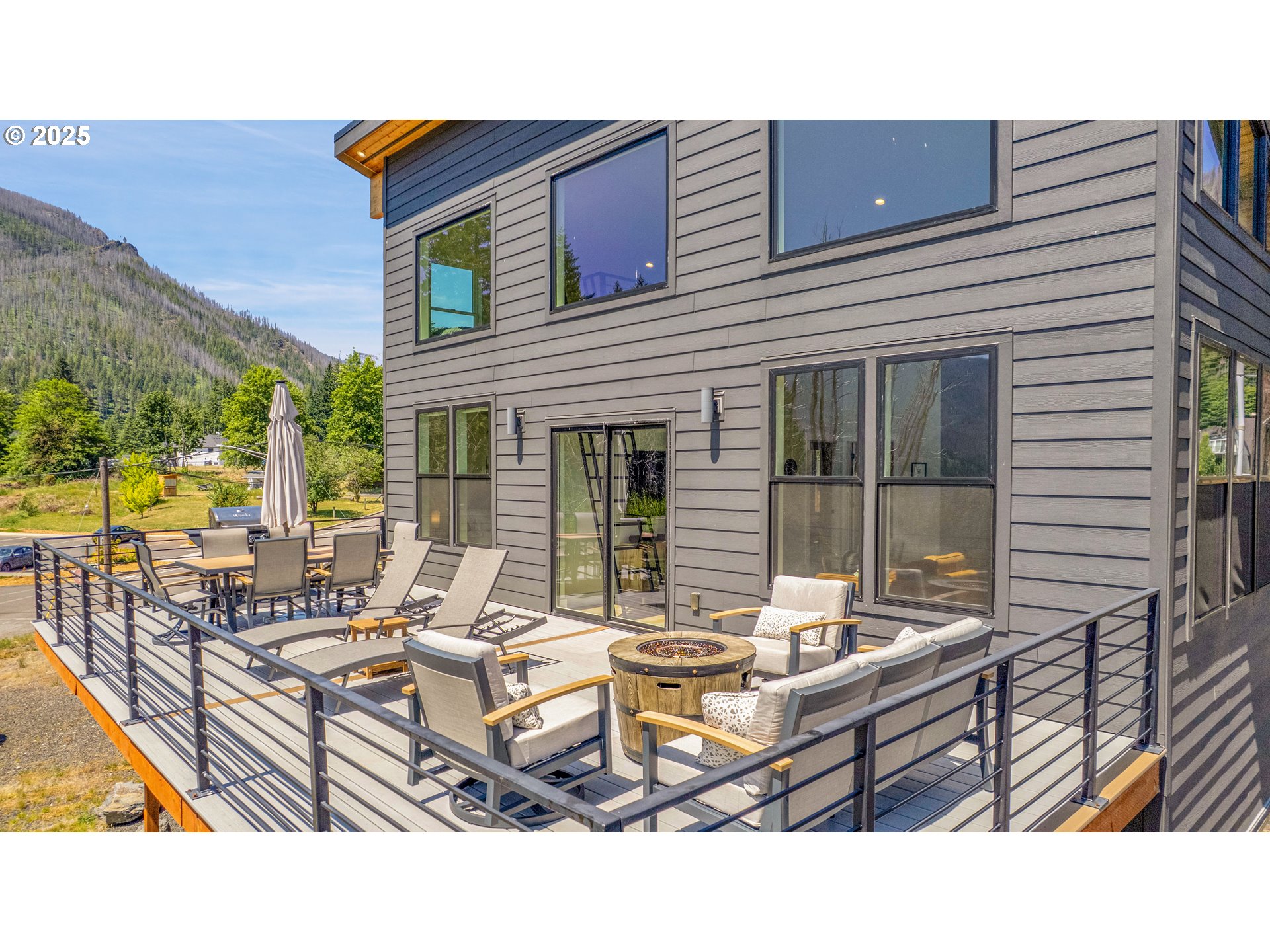 360 Santiam Avenue Detroit, OR 97342 - Photo 36 of 48 Deck