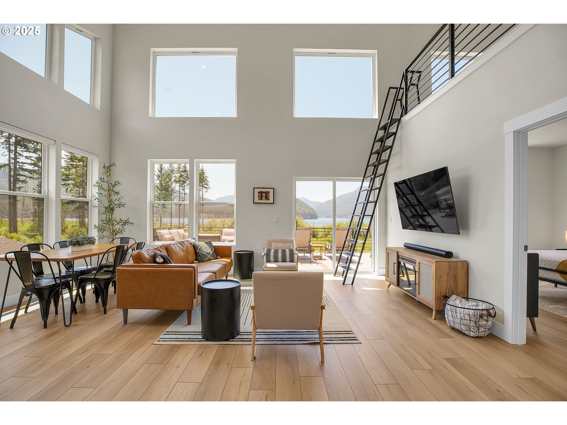 360 Santiam Avenue Detroit, OR 97342 - Photo 5 of 48 Great Room