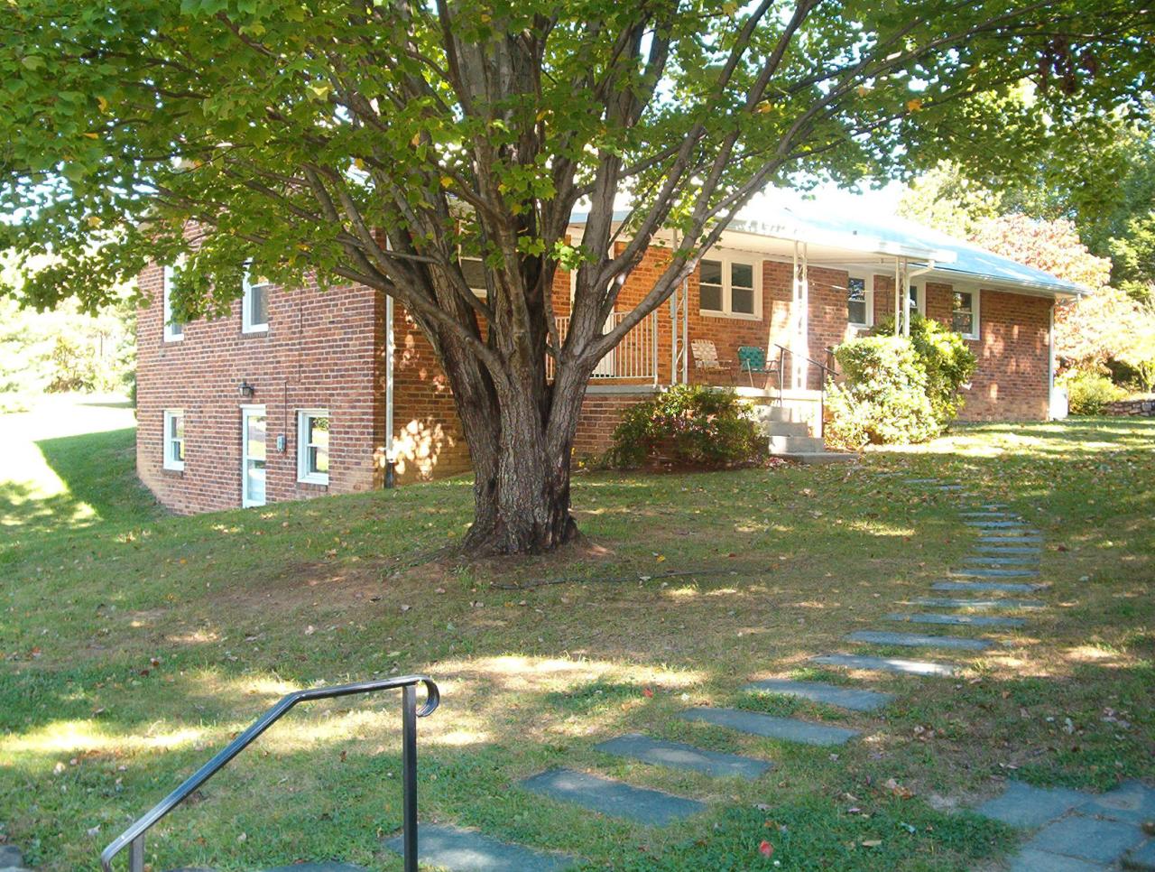 1216 North Mill Road Salem, VA 24153 - Photo 2 of 10 Backview