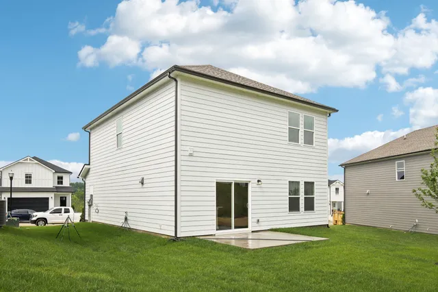 a view of a house with backyard