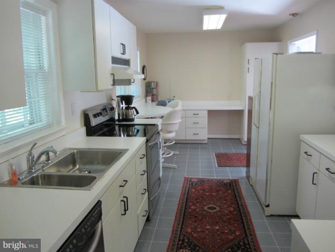 534 Marshall Road Southwest Vienna, VA 22180 - Photo 3 of 15 Kitchen