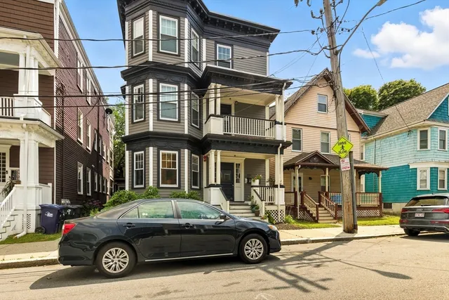 $3,000 | 227 Centre Street, Unit 1, Boston, MA 02124