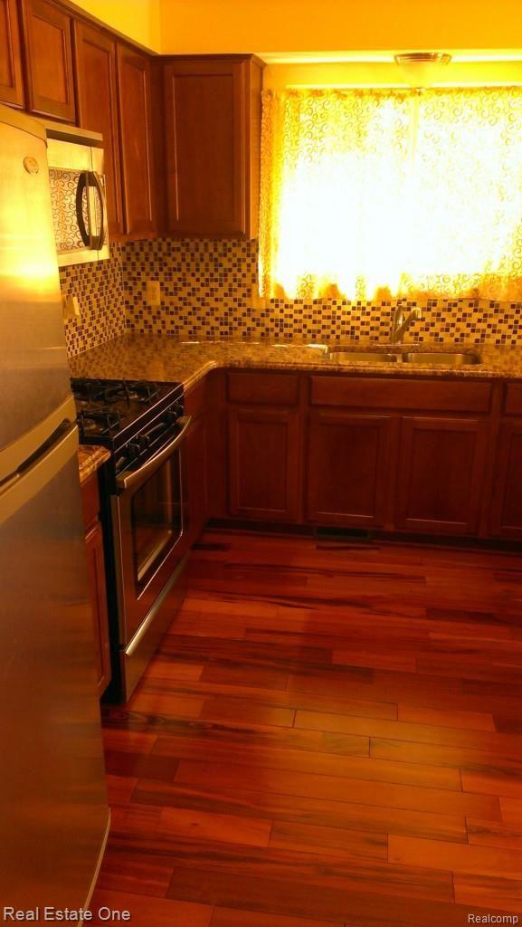 1109 Maple Leaf Drive Rochester, MI 48309 - Photo 6 of 23 Granite & Tiled Kitchen with Wood Floors