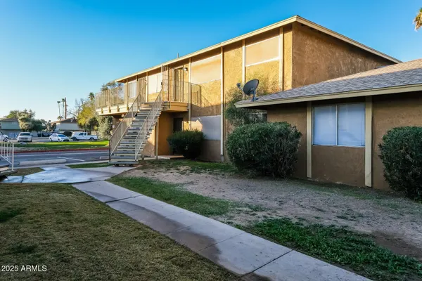 a view of back yard of the house