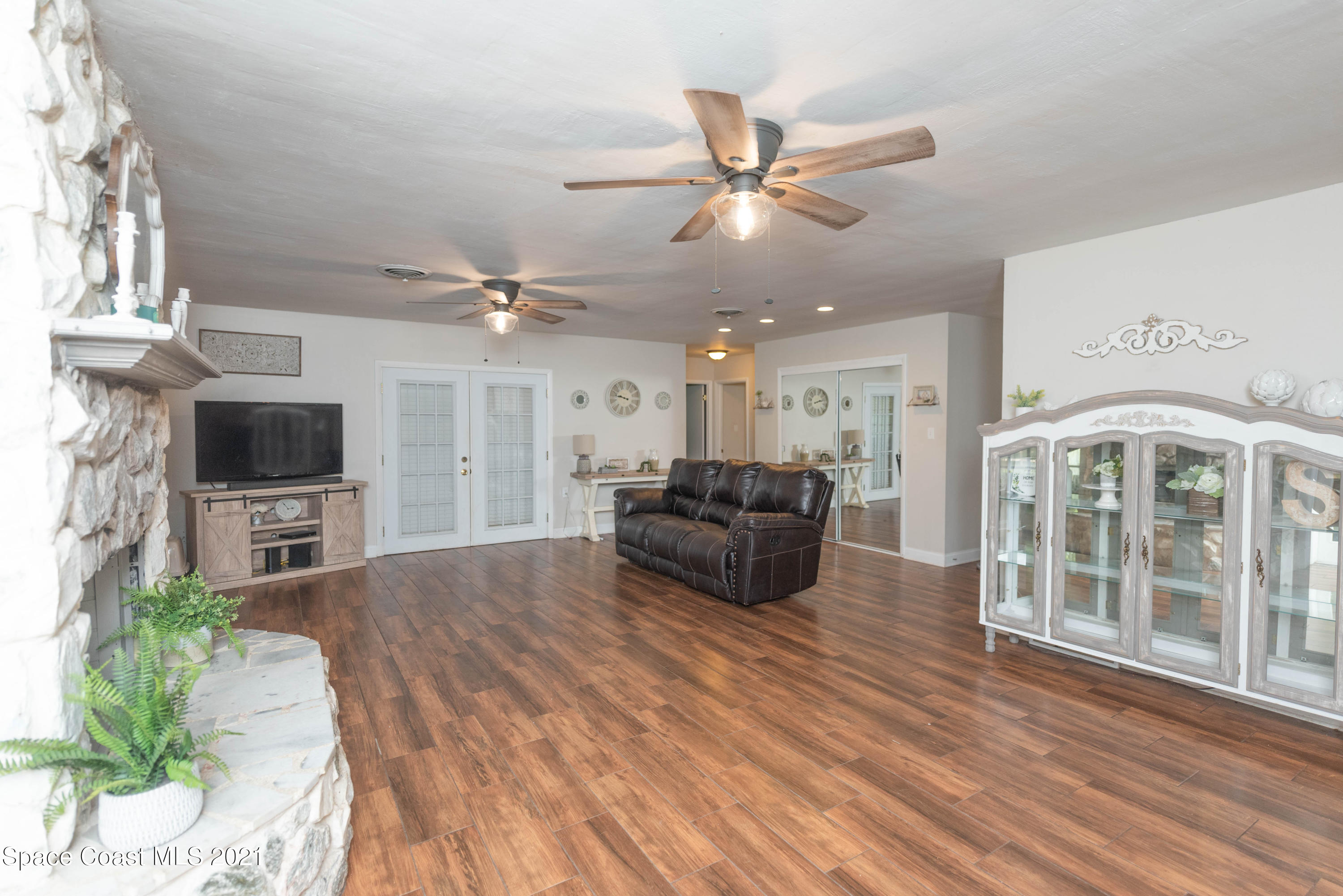 2680 Lakemont Road Melbourne, FL 32934 - Photo 3 of 21 3. Living Area