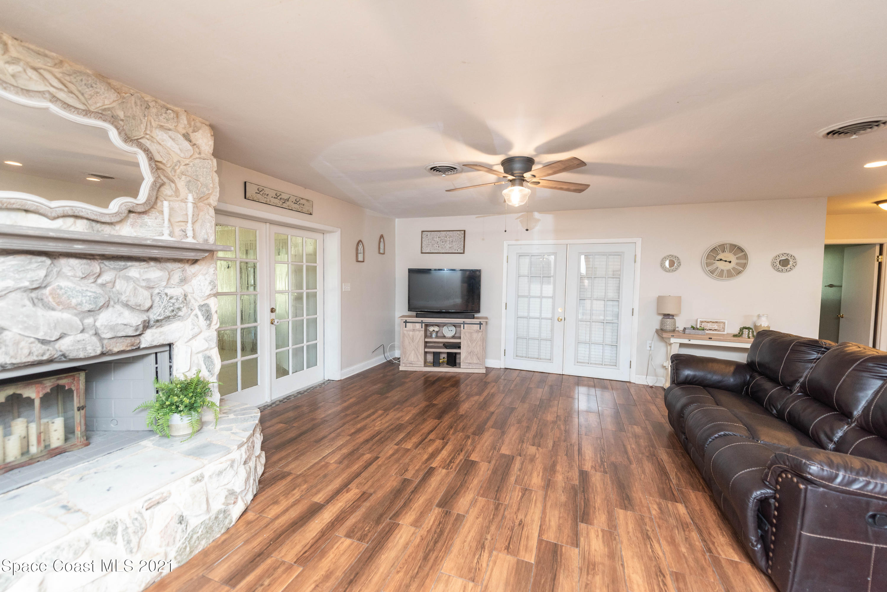 2680 Lakemont Road Melbourne, FL 32934 - Photo 4 of 21 4. Living Room