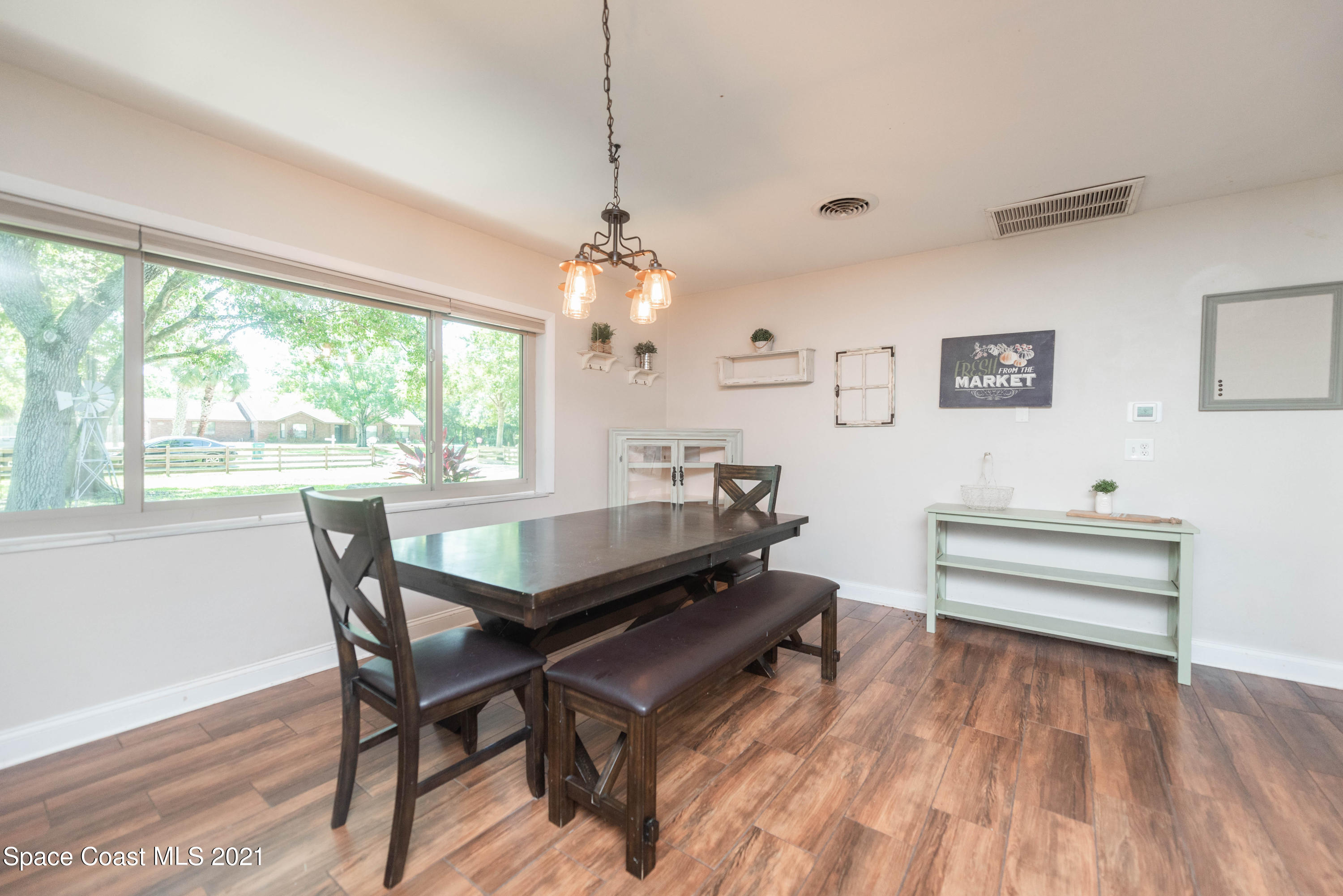 2680 Lakemont Road Melbourne, FL 32934 - Photo 6 of 21 6. Dining Area