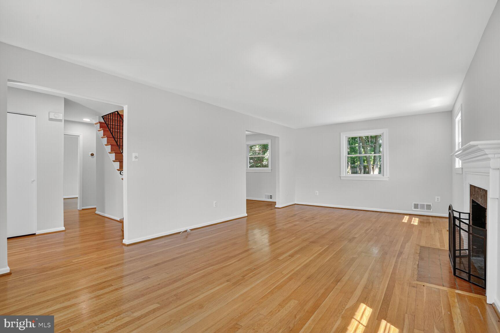 8303 Fort Hunt Road Alexandria, VA 22308 - Photo 9 of 39 Light filled!