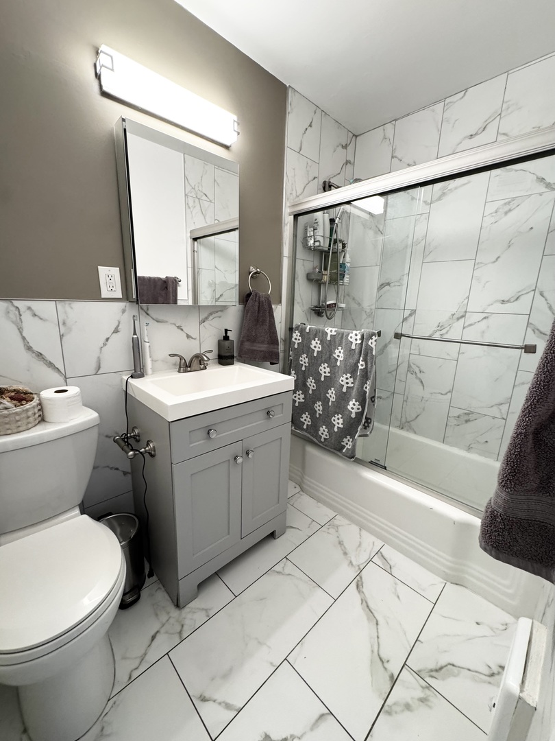 6301 North Sheridan Road, Unit 11C Chicago, IL 60660 - Photo 13 of 19 a bathroom with a sink toilet and shower