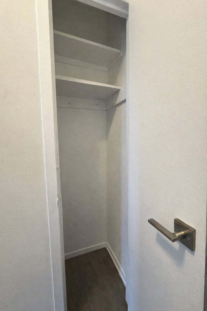 6301 North Sheridan Road, Unit 11C Chicago, IL 60660 - Photo 14 of 19 a small space with a window