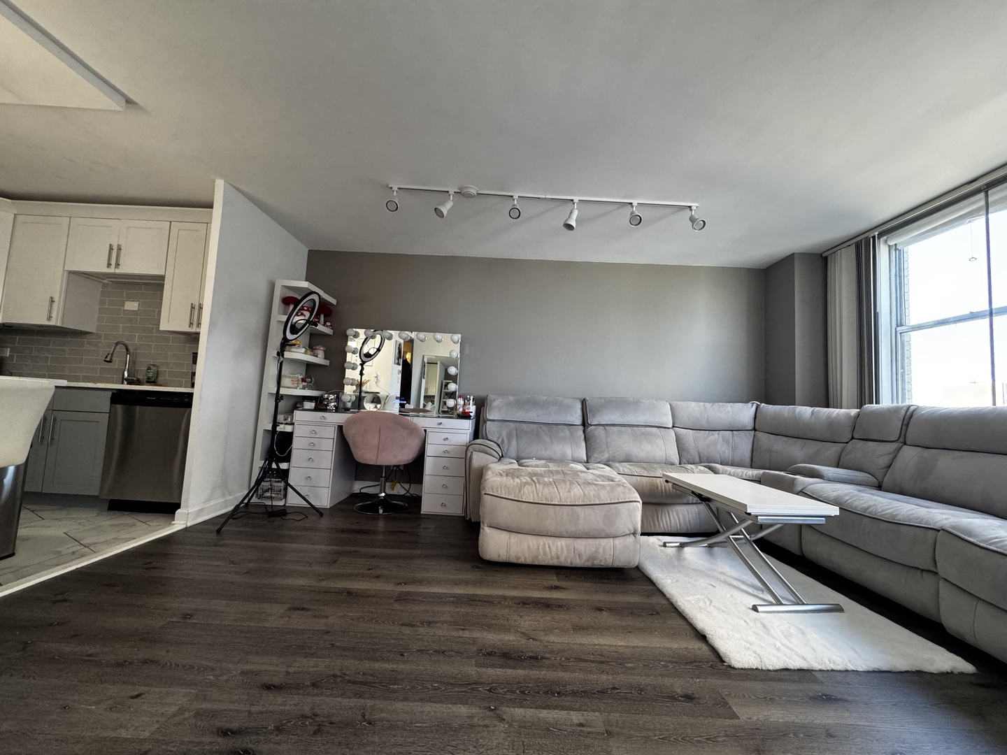6301 North Sheridan Road, Unit 11C Chicago, IL 60660 - Photo 9 of 19 a living room with furniture and a wooden floor