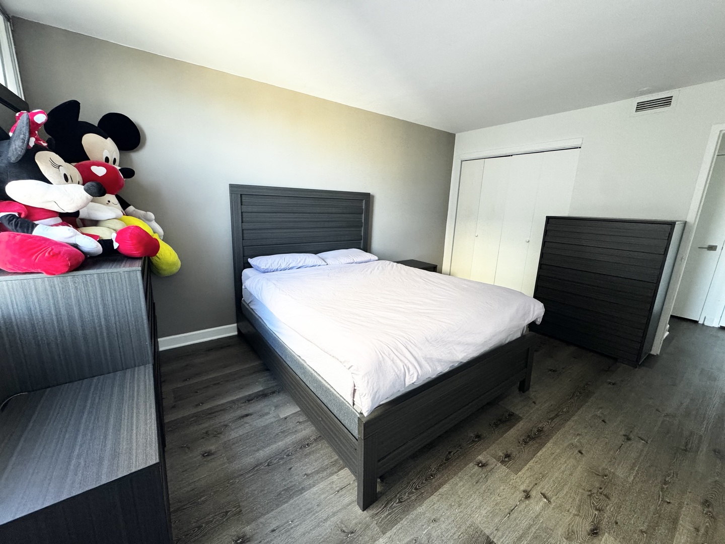 6301 North Sheridan Road, Unit 11C Chicago, IL 60660 - Photo 10 of 19 a bedroom with a bed and window