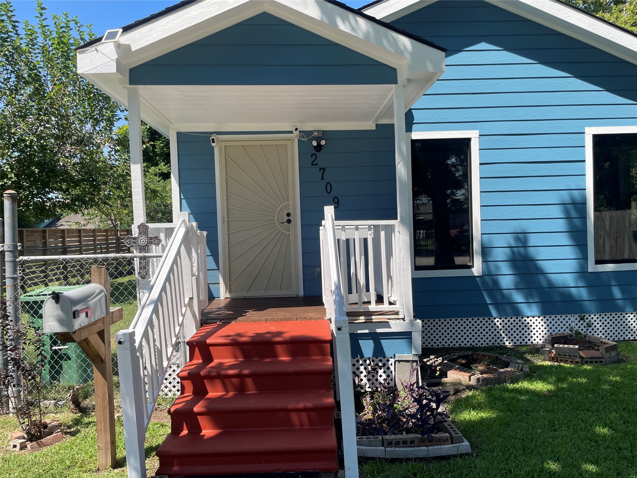 2709 Terry Street Houston, TX 77009 - Photo 2 of 23 a front view of house with a garden