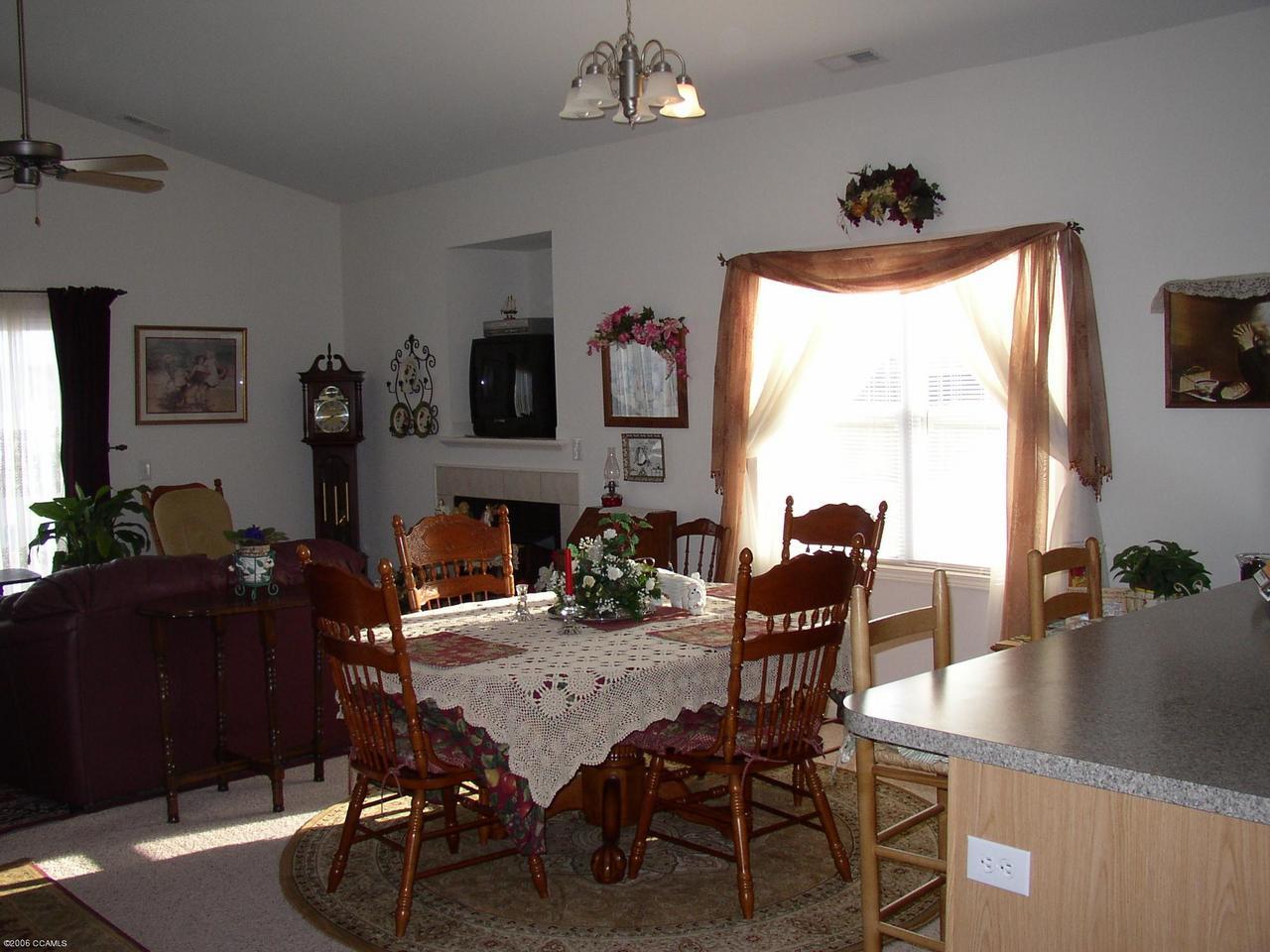 232 Rutledge Avenue Beaufort, NC 28516 - Photo 3 of 7 Dining & Living area