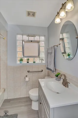 $495,000 | 9521 South Sawyer Avenue, Evergreen Park, IL 60805