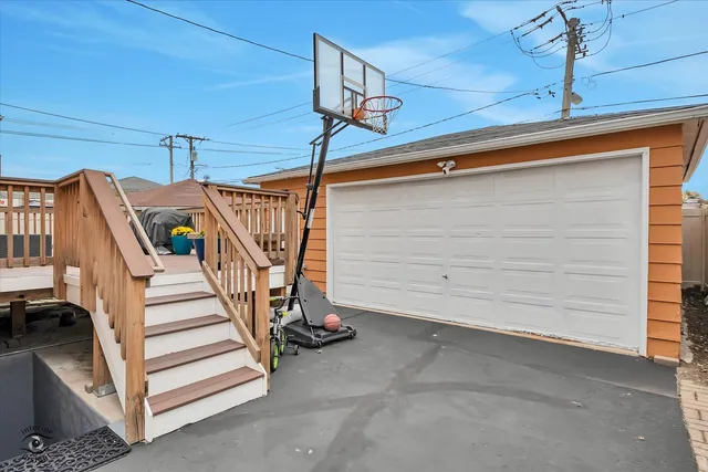 $530,000 | 9521 South Sawyer Avenue, Evergreen Park, IL 60805