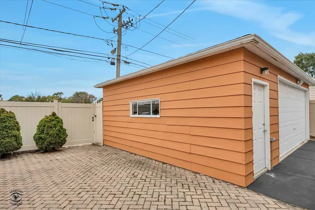 $530,000 | 9521 South Sawyer Avenue, Evergreen Park, IL 60805