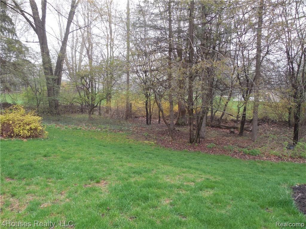 2686 New England Drive Rochester, MI 48309 - Photo 13 of 58 Back yard