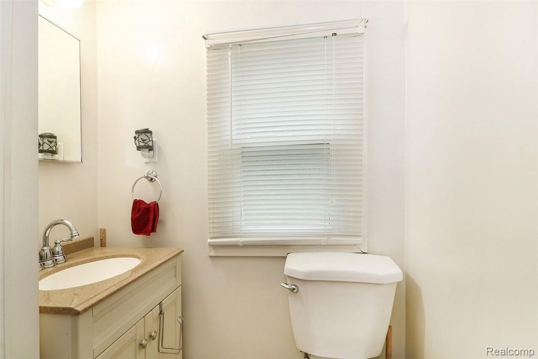 13450 Lenmoore Road Belleville, MI 48111 - Photo 27 of 38 Second Floor Bathroom