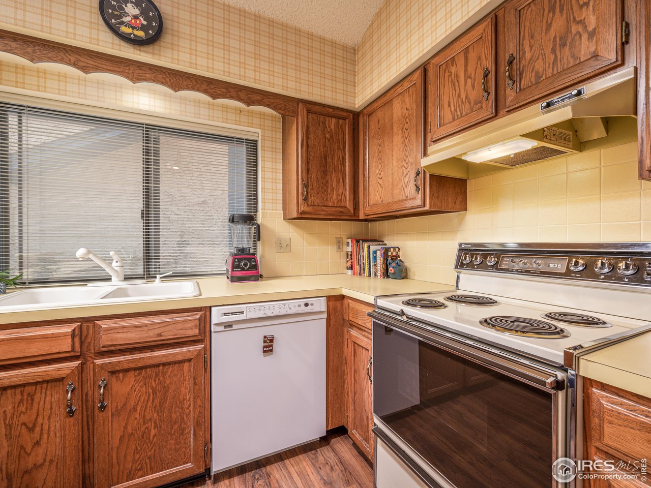 314 Eagle Court Longmont, CO 80504 - Photo 18 of 40 a kitchen with a sink stove and cabinets