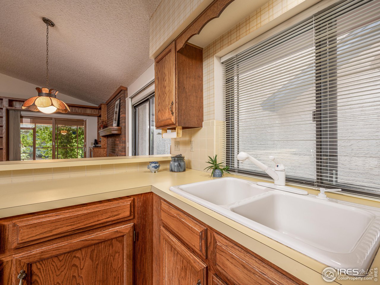 314 Eagle Court Longmont, CO 80504 - Photo 19 of 40 a bathroom with a sink and a bathtub