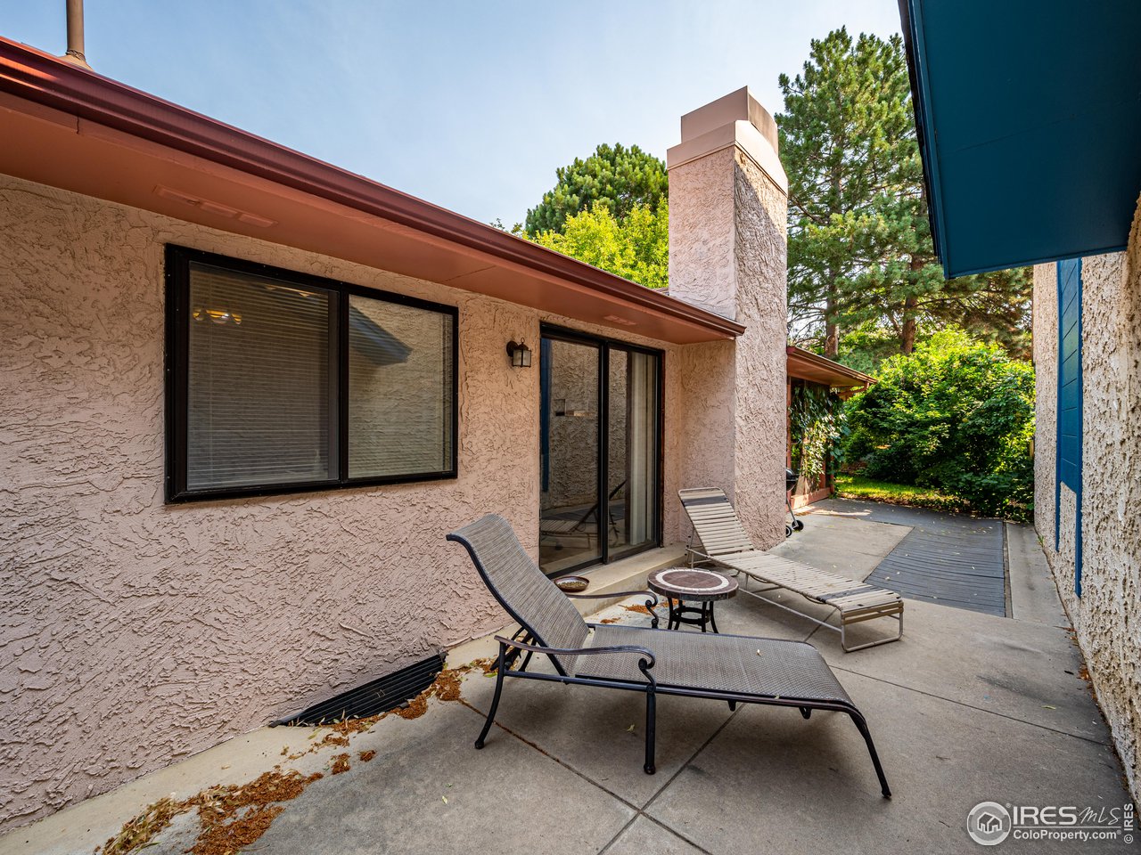 314 Eagle Court Longmont, CO 80504 - Photo 37 of 40 a building outdoor space with patio furniture and potted plants
