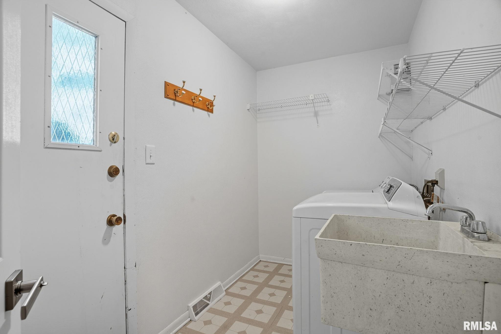 109 North 3rd Street Colona, IL 61241 - Photo 9 of 33