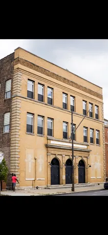 a black and white photo of a black building