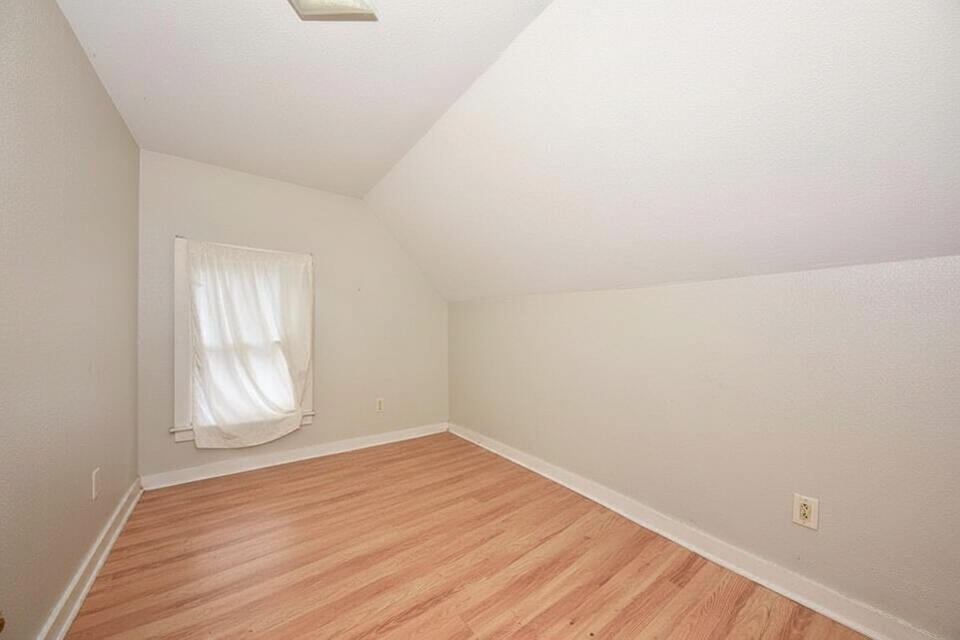 2166 South 6th Street, Unit UPPR Milwaukee, WI 53215 - Photo 3 of 12 Bed #1