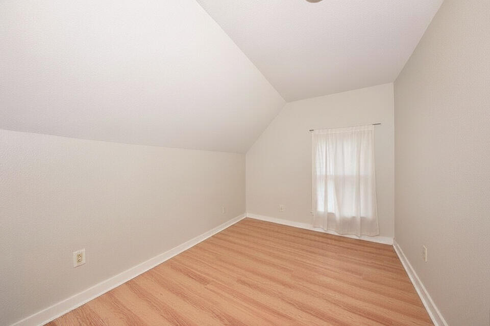 2166 South 6th Street, Unit UPPR Milwaukee, WI 53215 - Photo 5 of 12 Bed #2