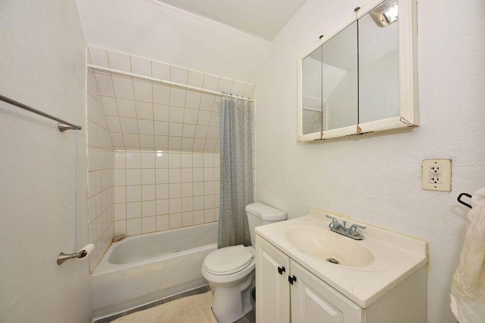 2166 South 6th Street, Unit UPPR Milwaukee, WI 53215 - Photo 10 of 12 Bath