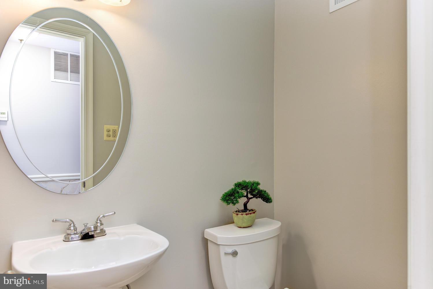 1159 Randolph Road McLean, VA 22101 - Photo 12 of 30 Powder Room