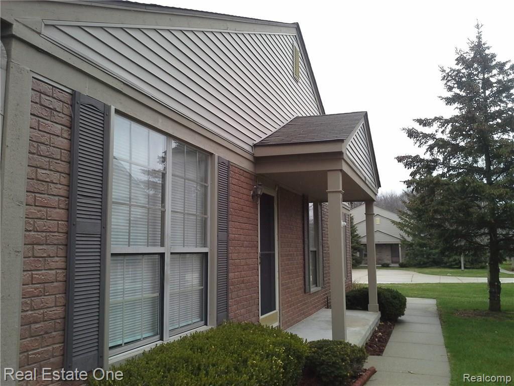 170 Pine Tree Ridge Waterford, MI 48327 - Photo 2 of 63