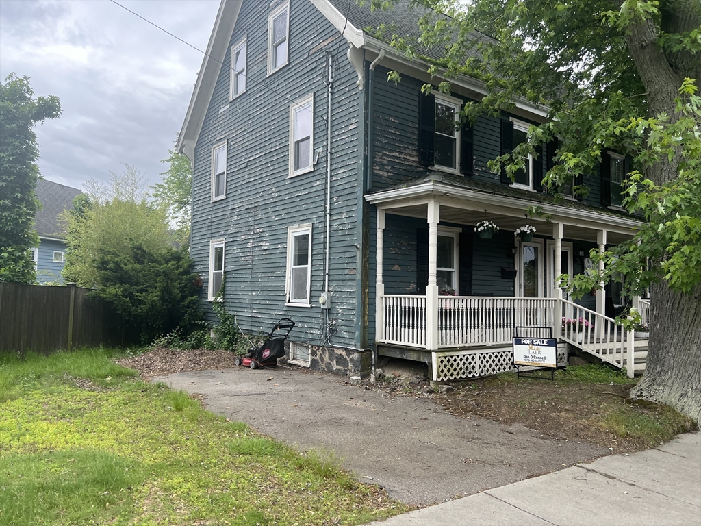 a view of a house with a yard