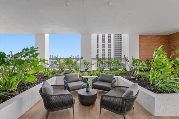 $5,163 | 16395 Biscayne Boulevard, Unit 1524, North Miami Beach, FL 33160