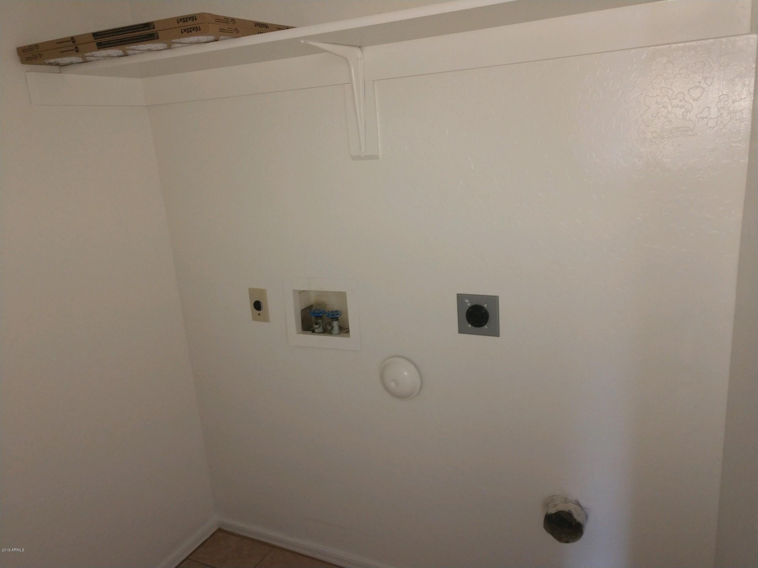 2692 South Yavapai Road, Unit 3 Apache Junction, AZ 85119 - Photo 5 of 7 Laundry room