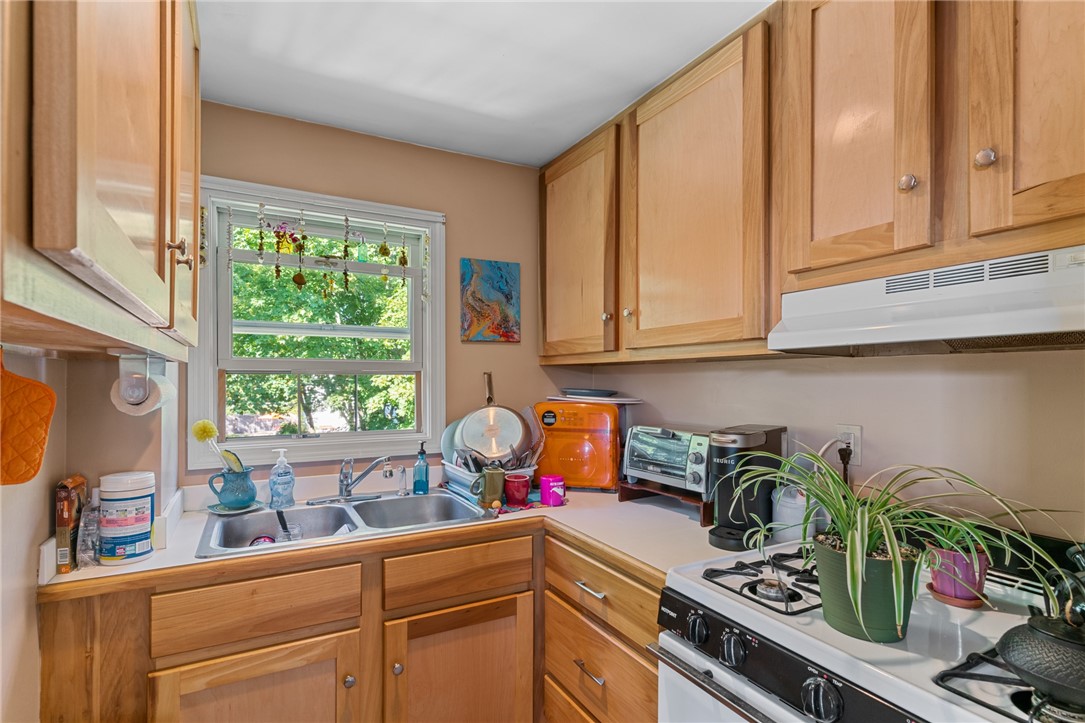 31 Roma Street Bristol, RI 02809 - Photo 20 of 39 2nd Floor Kitchenette