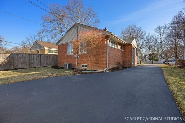 $549,000 | 882 Hillside Avenue, Glen Ellyn, IL 60137