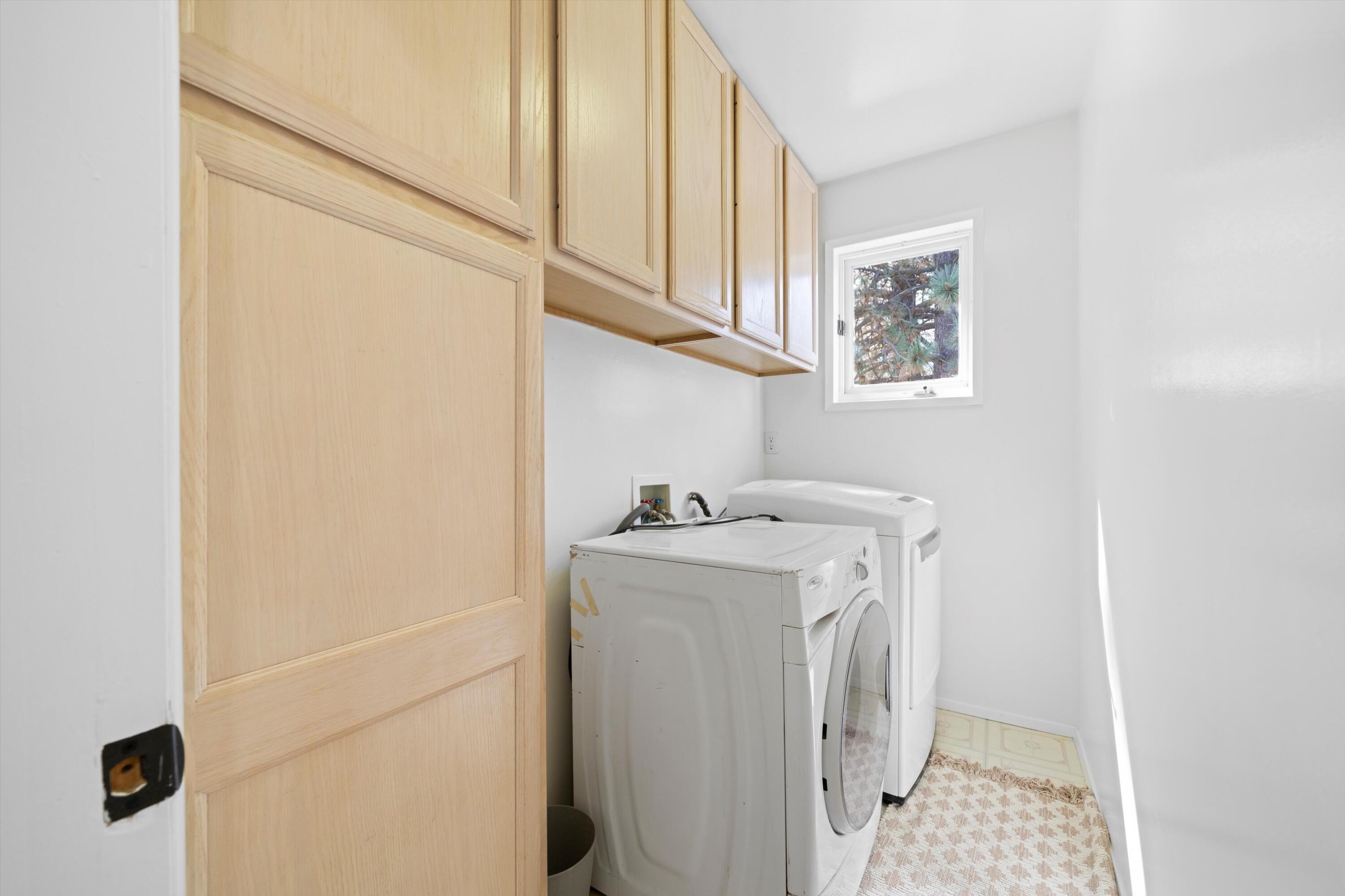 16930 Grindelwald Drive Tehachapi, CA 93561 - Photo 28 of 45 a utility room with dryer and washer