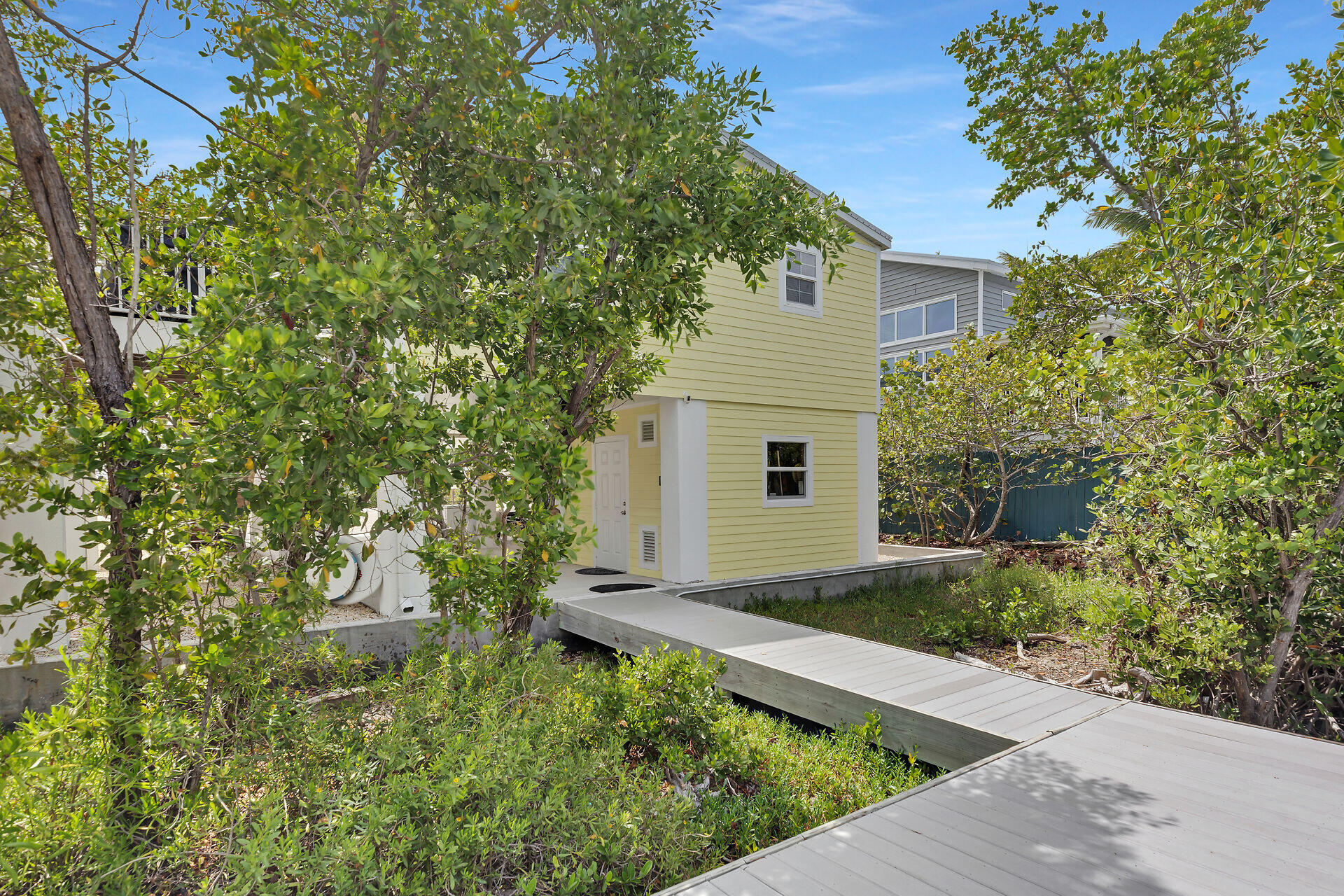 437 Pirates Road Summerland Key, FL 33042 - Photo 11 of 39 a view of backyard with large tree