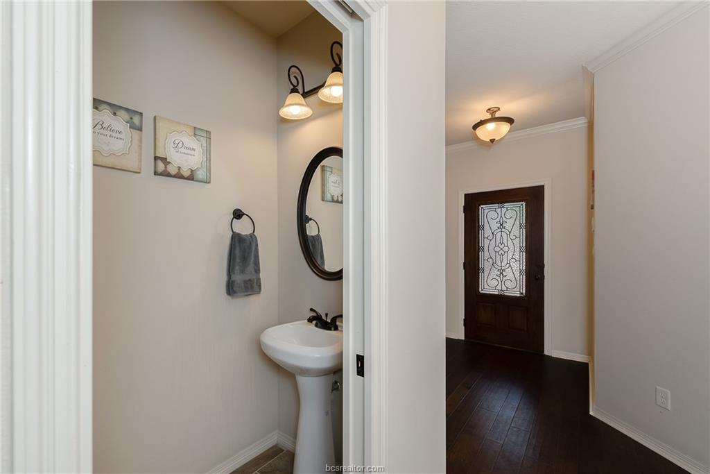 1408 Cres Ridge Drive College Station, TX 77845 - Photo 9 of 19 a bathroom with a toilet and a sink
